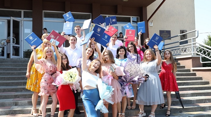 Вручення дипломів   у ВСП «Мукачівський фаховий коледж НУБіП України»